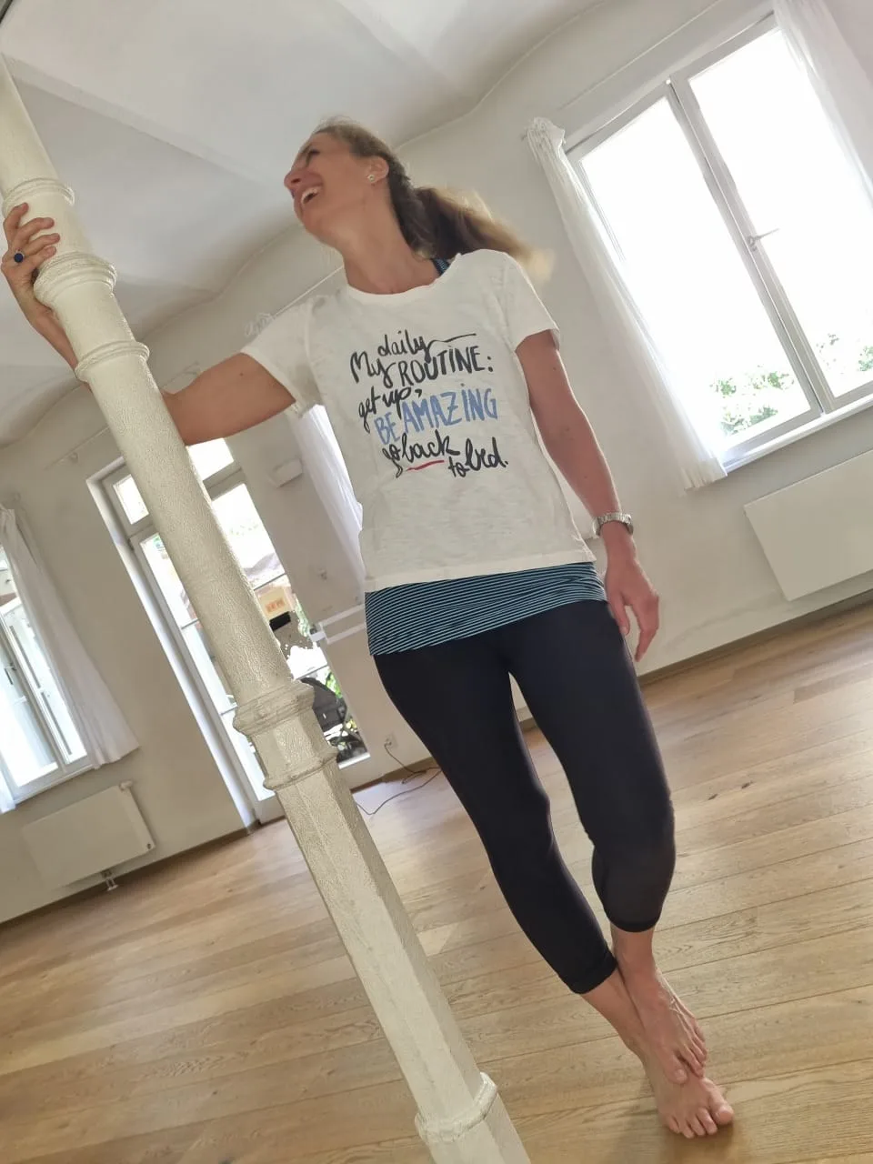 Eva Holl, Yogalehrerin bei devayani yoga, lachend in ihrem hellen Yogaraum